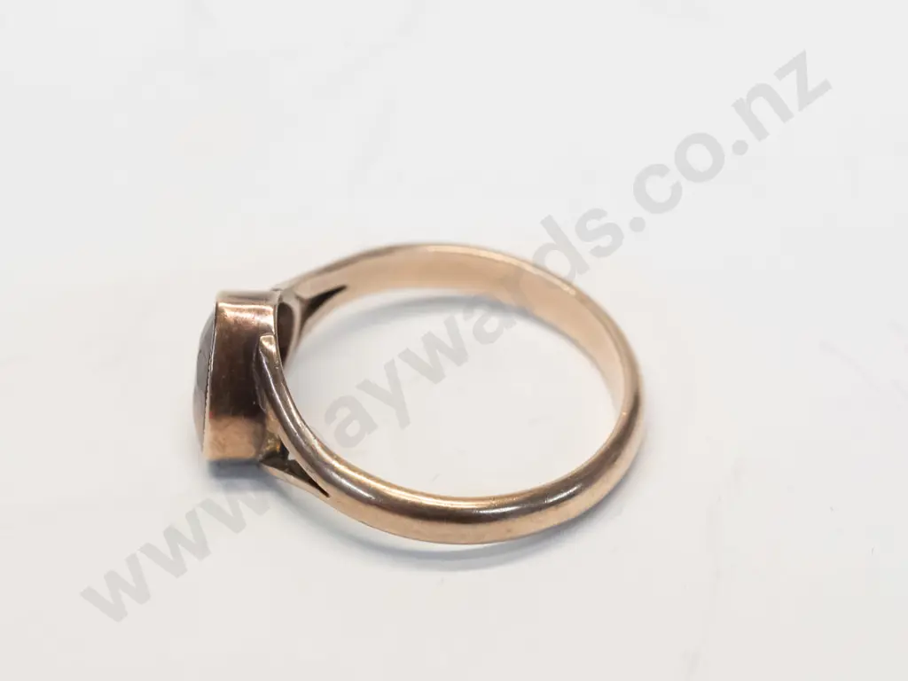 heart shaped garnet ring stamped 9ct Image 1++