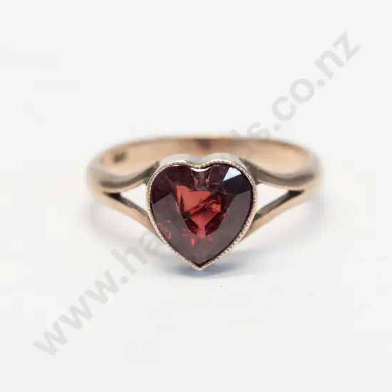 heart shaped garnet ring stamped 9ct
