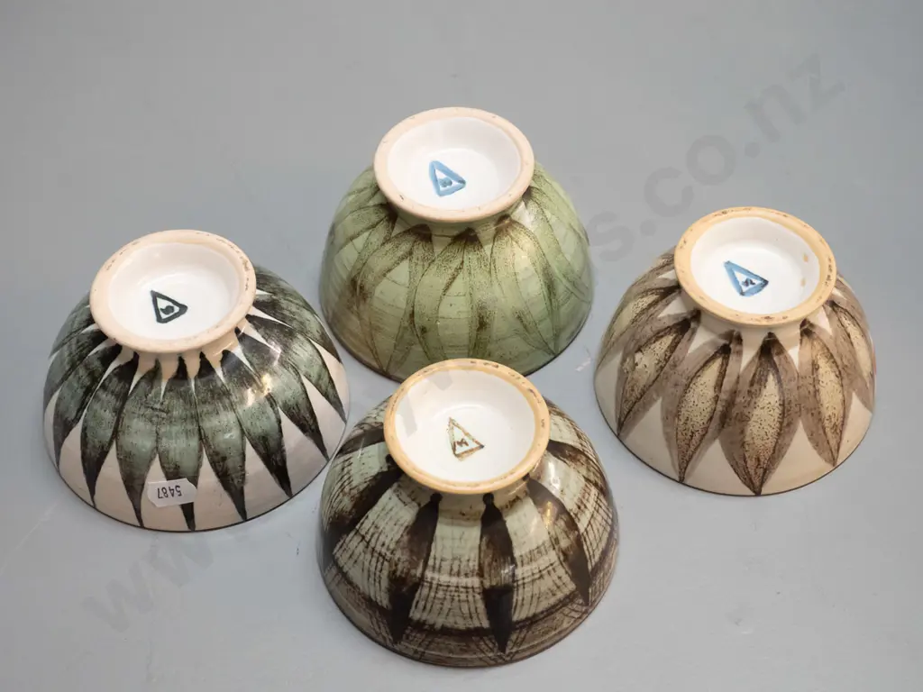4 Hanmer pottery bowls - each approx. H-70 D-110 Image 1++