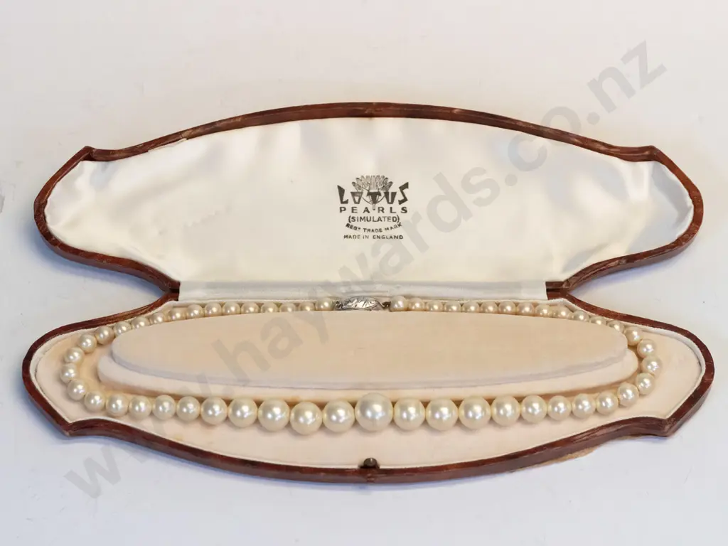 cased Lotus simulated, pearls clasp stamped silver Image 1++