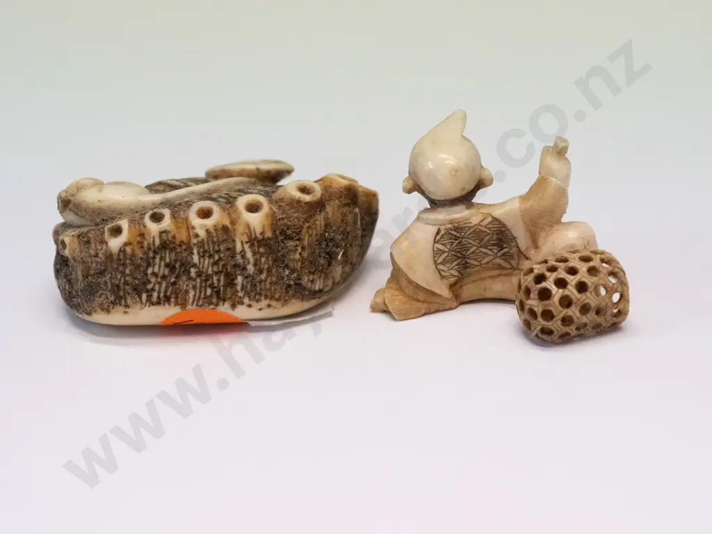 2 Japanese carved bone netsuke - mouse & shells L-55, fisherman with baskets has initials on base Image 1++