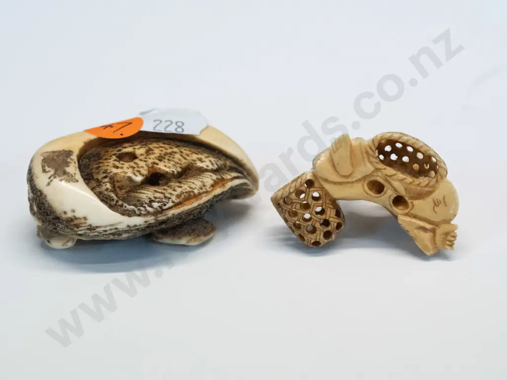 2 Japanese carved bone netsuke - mouse & shells L-55, fisherman with baskets has initials on base Image 1++