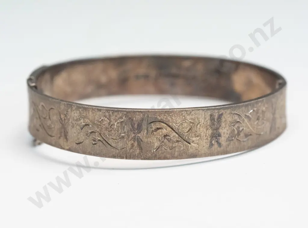 silver bangle with safety chain stamped with lion, X Image 1++