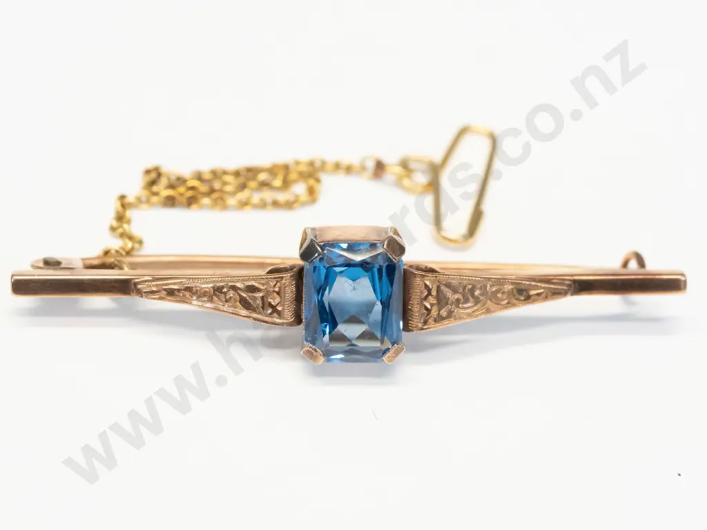 bar brooch with blue stone & safety chain stamped 9ct Image 1++