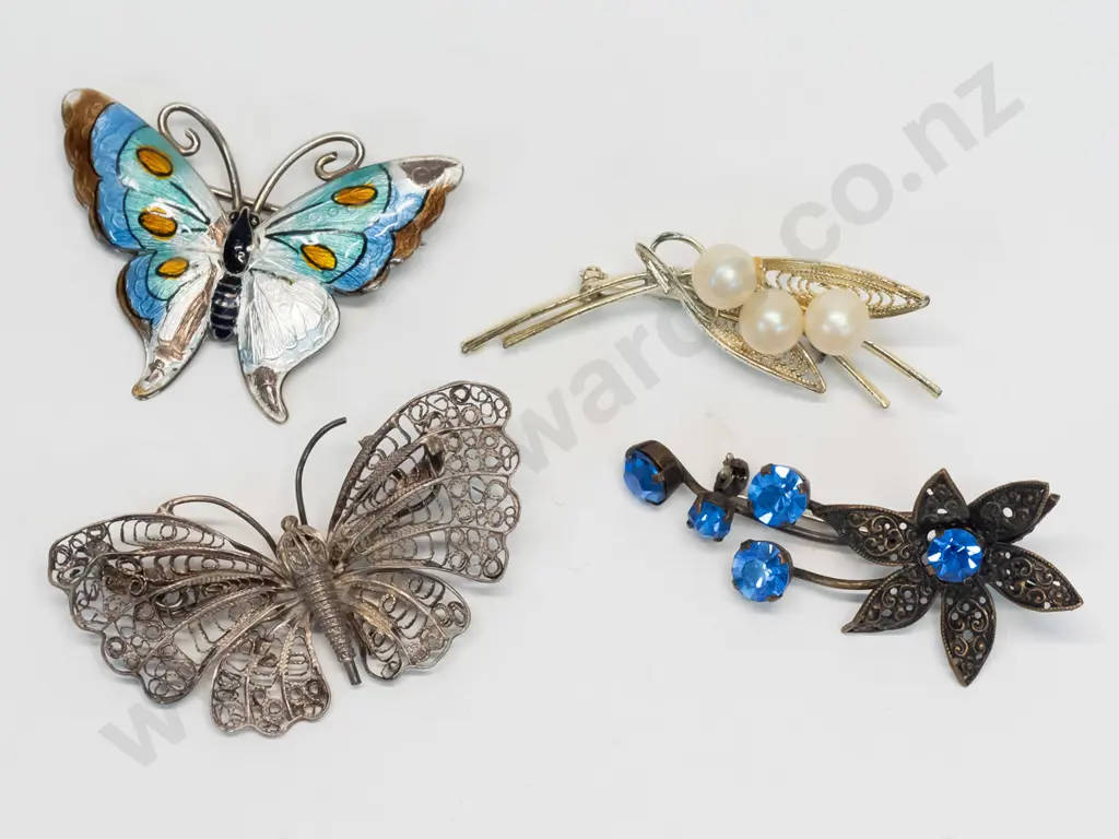 4 costume brooches Image 1++