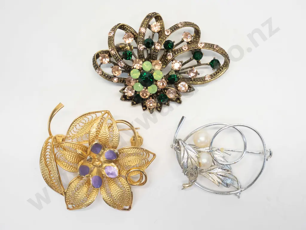 3 costume brooches Image 1++
