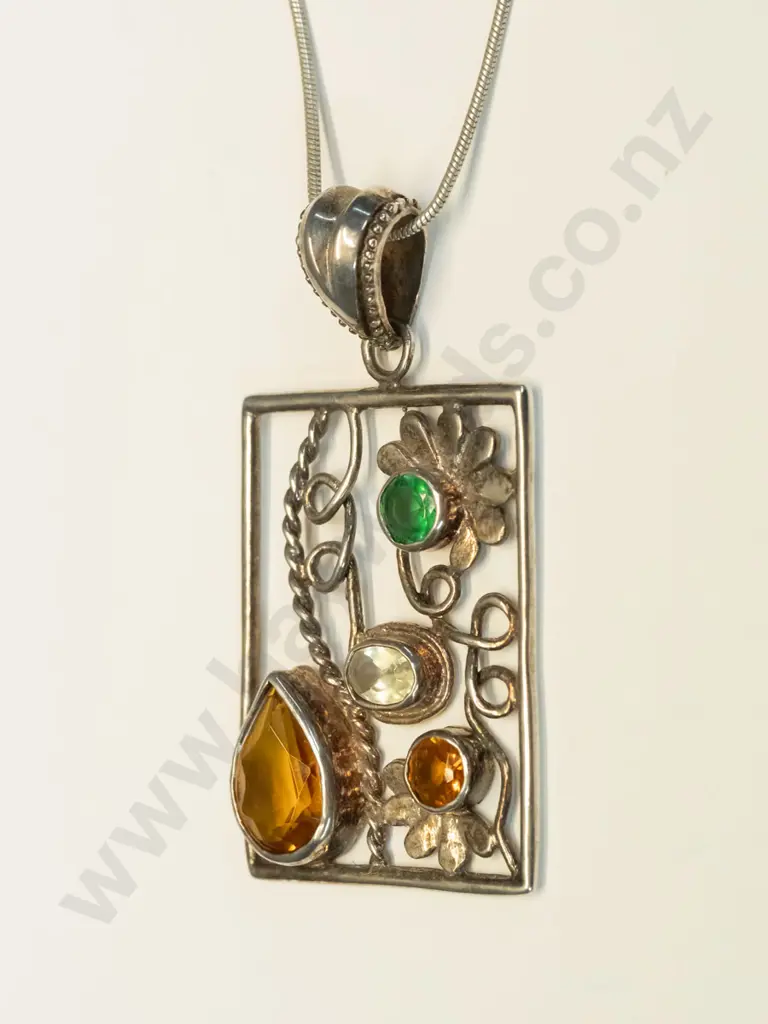 sllver necklace stamped 925 on bale Image 1++