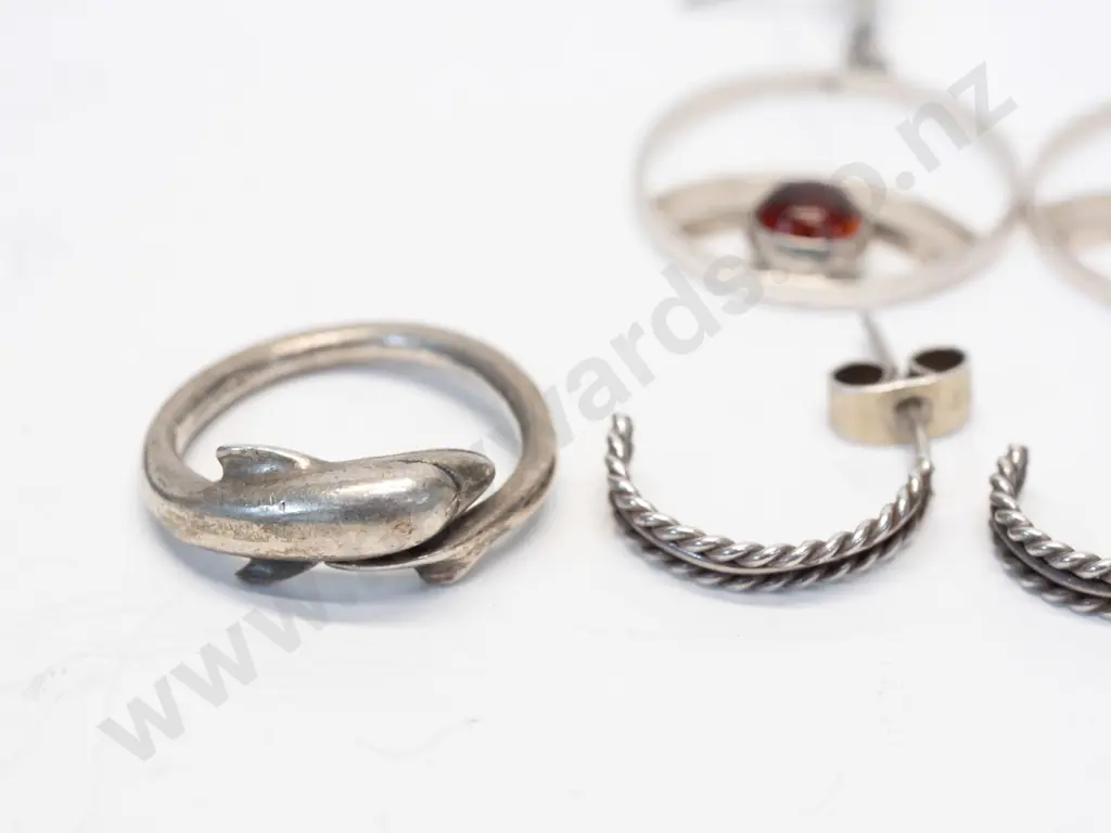 silver dolphin ring stamped stgsil & 3 pairs of silver earrings no marks Image 1++