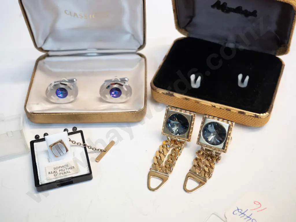 mother of pearl tie pin & 2 pairs of cufflinks Image 1++