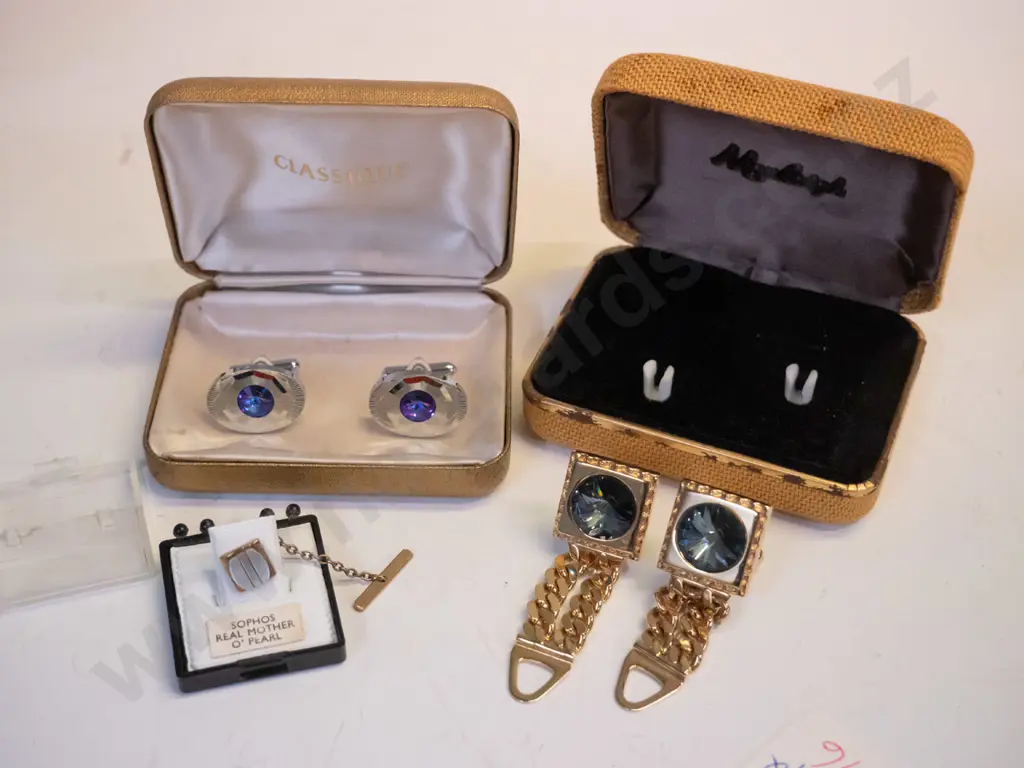 mother of pearl tie pin & 2 pairs of cufflinks Image 1++