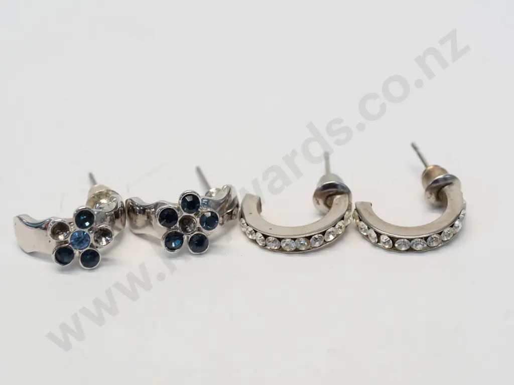 3 pairs of earrings Image 1++