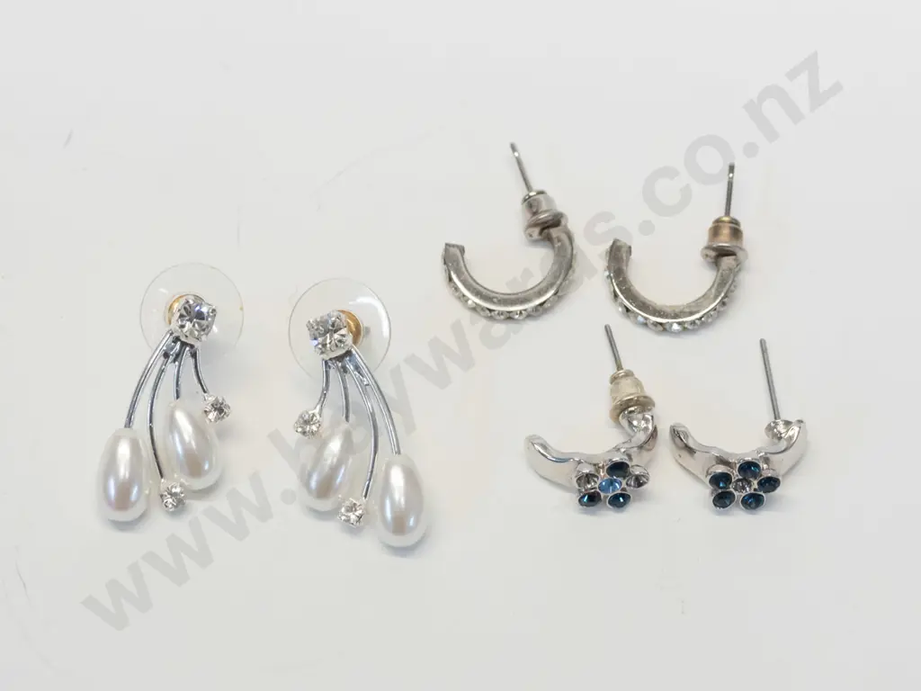 3 pairs of earrings Image 1++