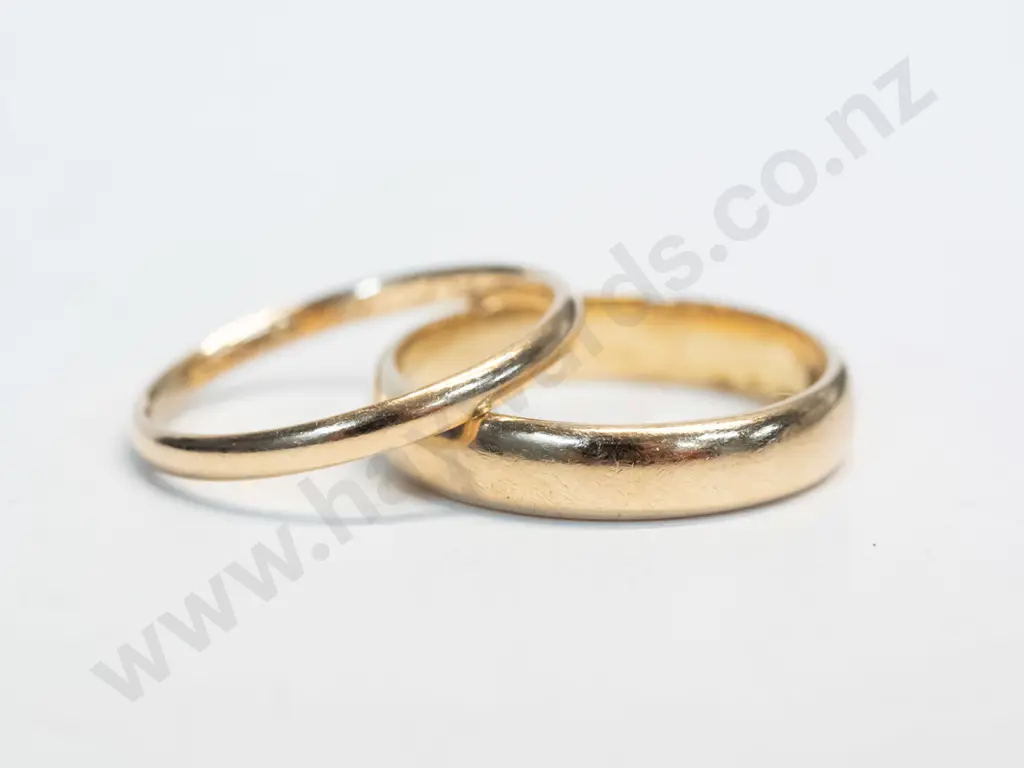 2 18ct gold wedding rings both stamped Image 1++