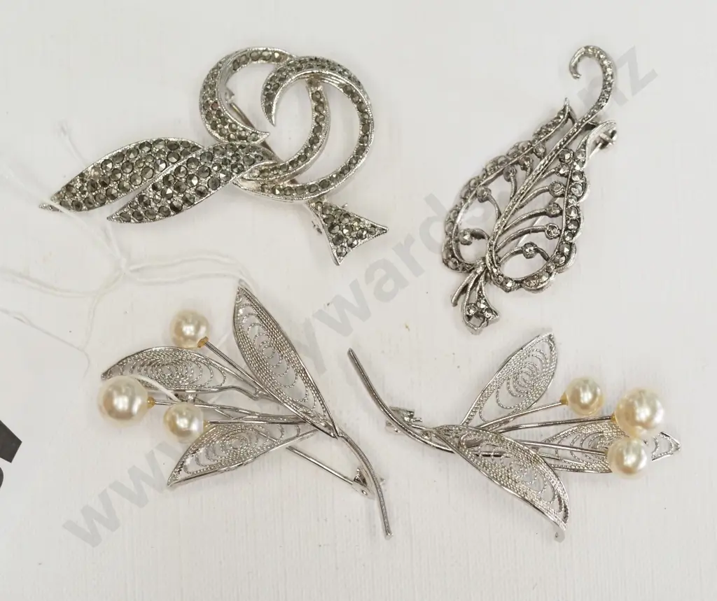 4 costume brooches Image 1++
