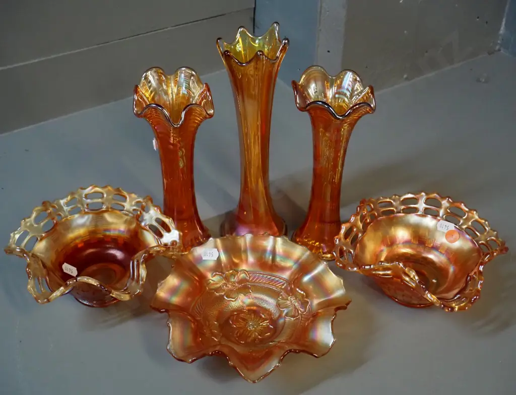 6 pieces of marigold colour carnival glass - 3 vases, tallest is H-240, and 3 small bowls Image 1++