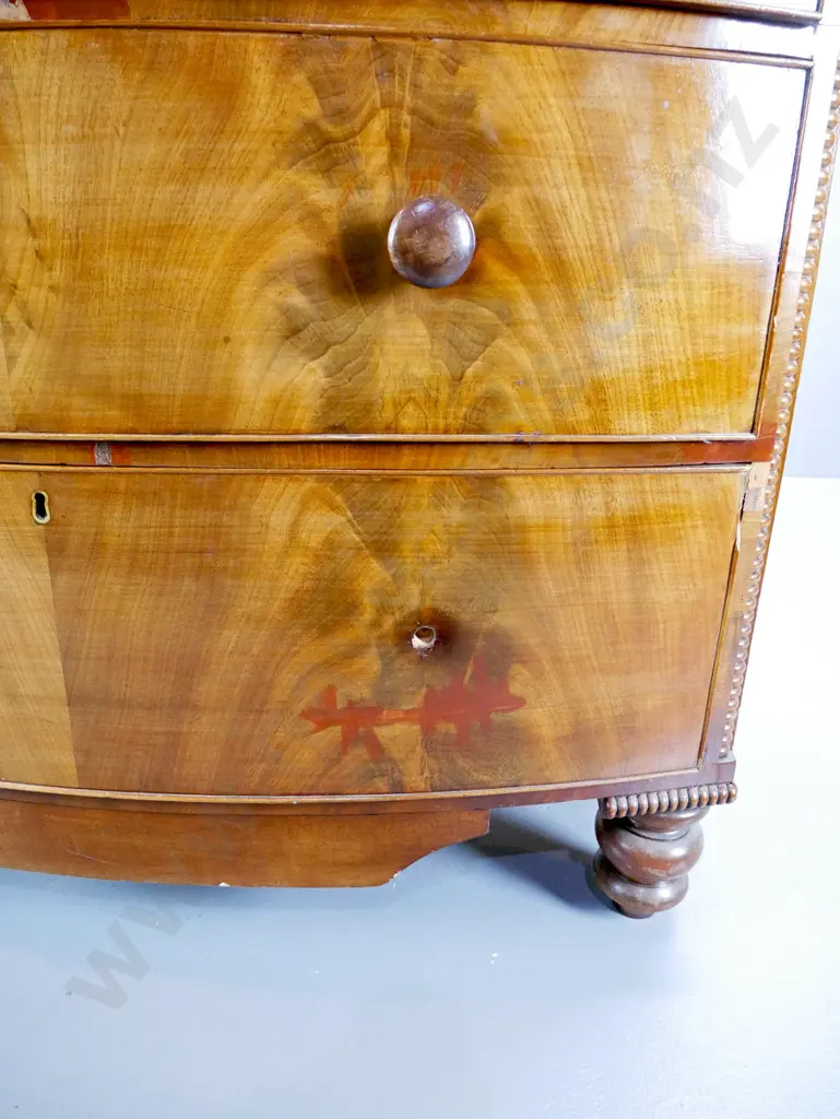 antique mahogany bow-front 5-drawer chest with flame veneer drawer fronts, beaded edging - missing 1 handle, veneer loss Image 1++
