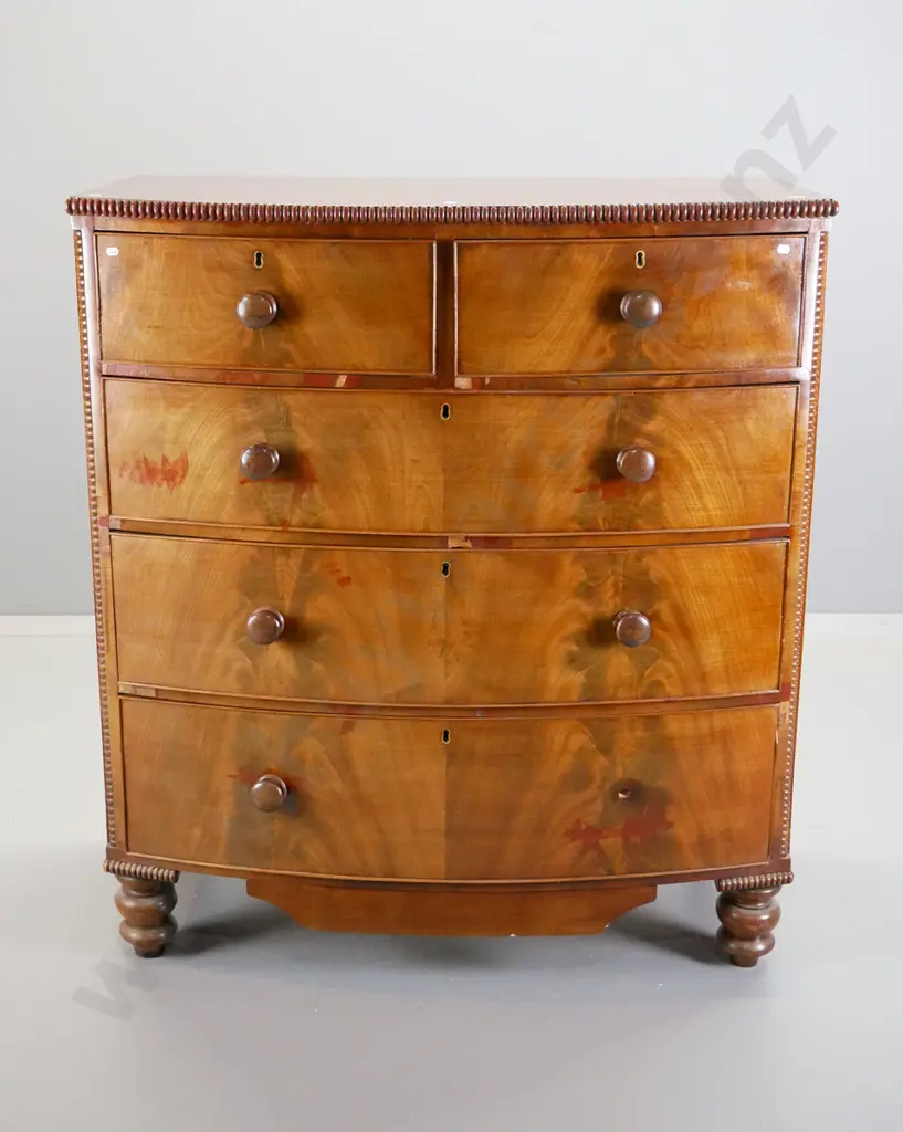 antique mahogany bow-front 5-drawer chest with flame veneer drawer fronts, beaded edging - missing 1 handle, veneer loss Image 1++