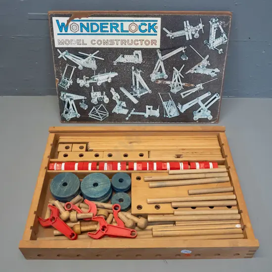vintage Wonderlock / Brilock New Zealand construction toy set in wooden case H45 L375 W265