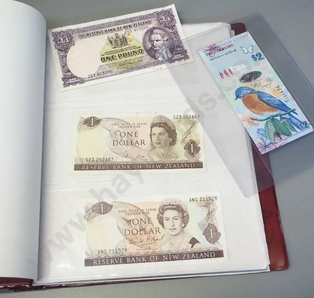 album of bank notes - New Zealand and foreign currencies Image 1++