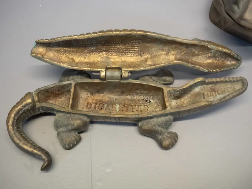 2 brass storage items with hinged lids  - a frog marked Korea and a crocodile cigarette box L-230 Image 1++