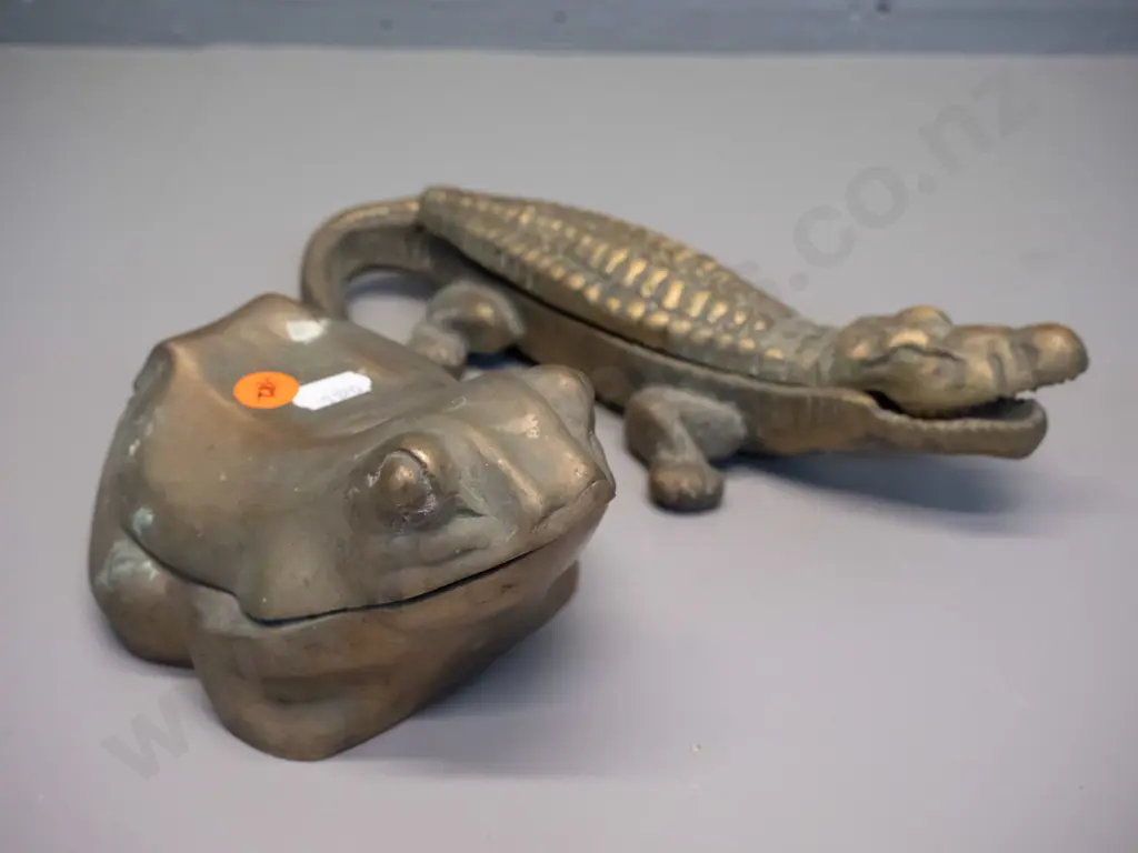 2 brass storage items with hinged lids  - a frog marked Korea and a crocodile cigarette box L-230 Image 1++
