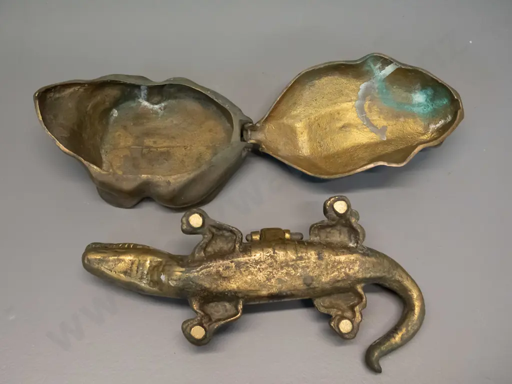 2 brass storage items with hinged lids  - a frog marked Korea and a crocodile cigarette box L-230 Image 1++