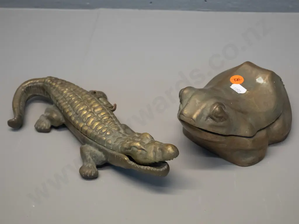 2 brass storage items with hinged lids  - a frog marked Korea and a crocodile cigarette box L-230 Image 1++