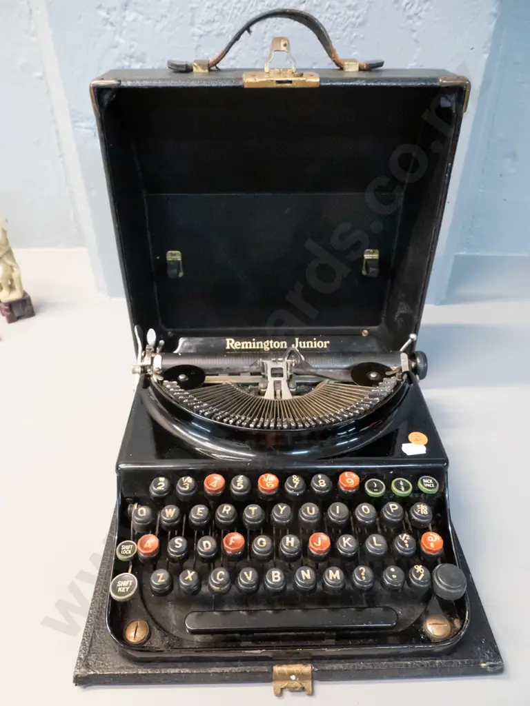 vintage cased portable Remington Junior typewriter - closed dimensions H-120 W-300 D-320 Image 1++