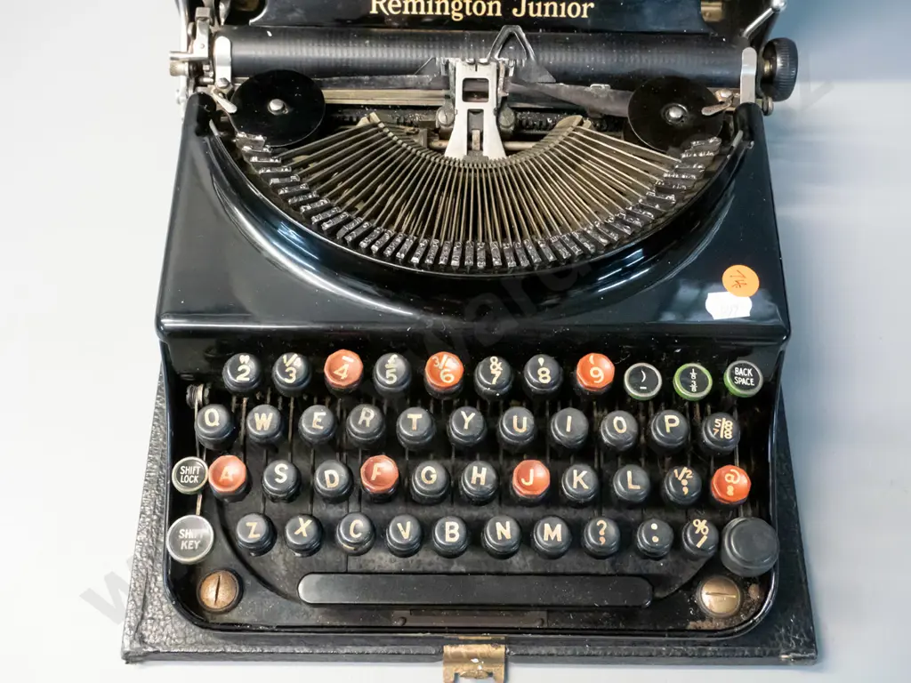 vintage cased portable Remington Junior typewriter - closed dimensions H-120 W-300 D-320 Image 1++