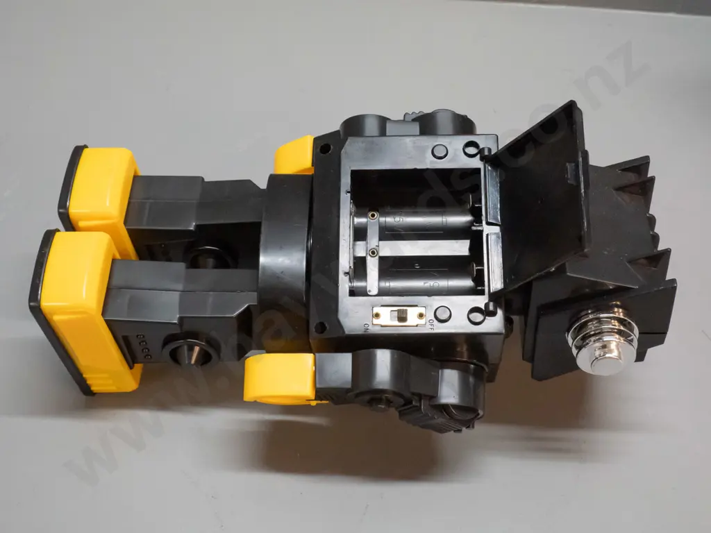 Cosmos battery powered toy robot in original box - untested but battery compartment is clean. H-310 W-180 Image 1++