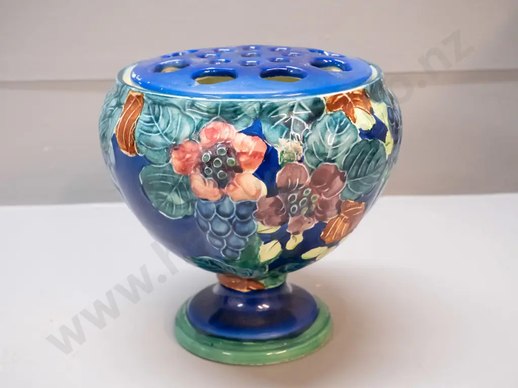 Majolica footed rose bowl with original porcelain holder H-160 D-160 Image 1++