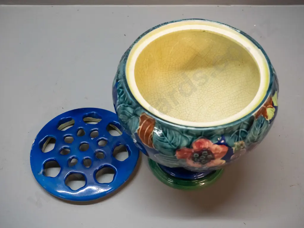 Majolica footed rose bowl with original porcelain holder H-160 D-160 Image 1++