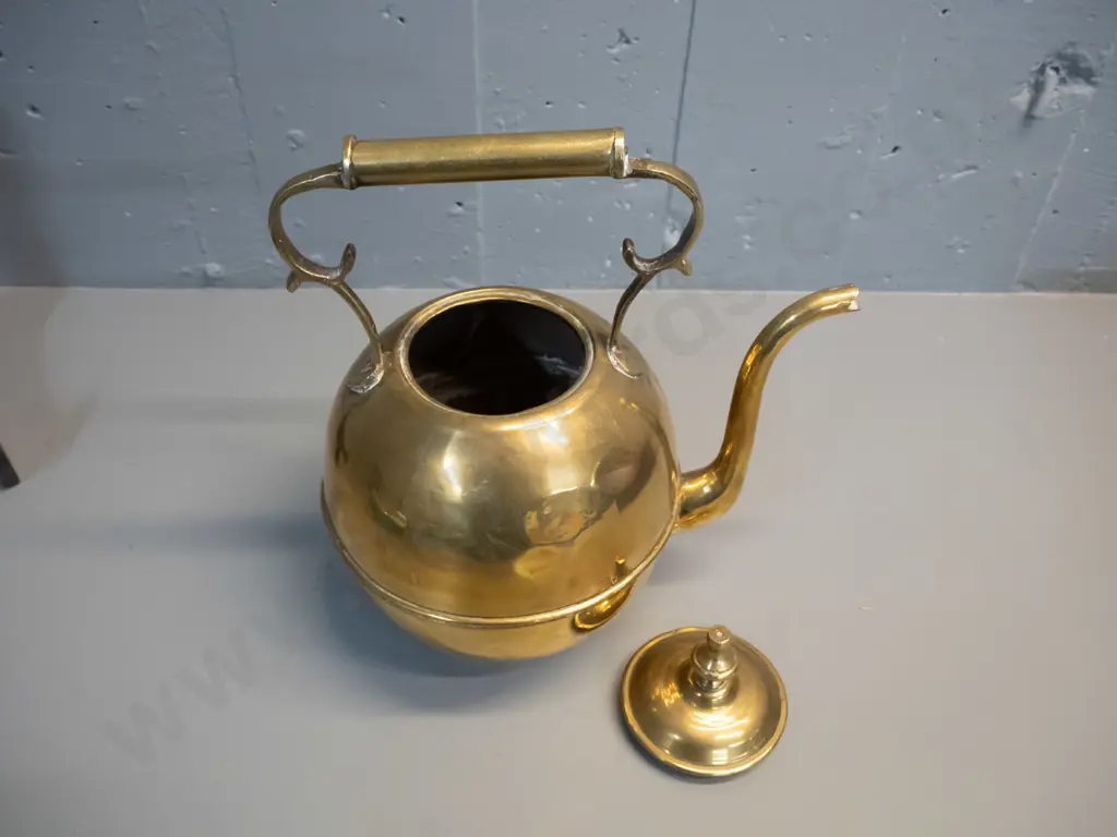 vintage all-brass tea kettle - some dents H-320 W-270 Image 1++