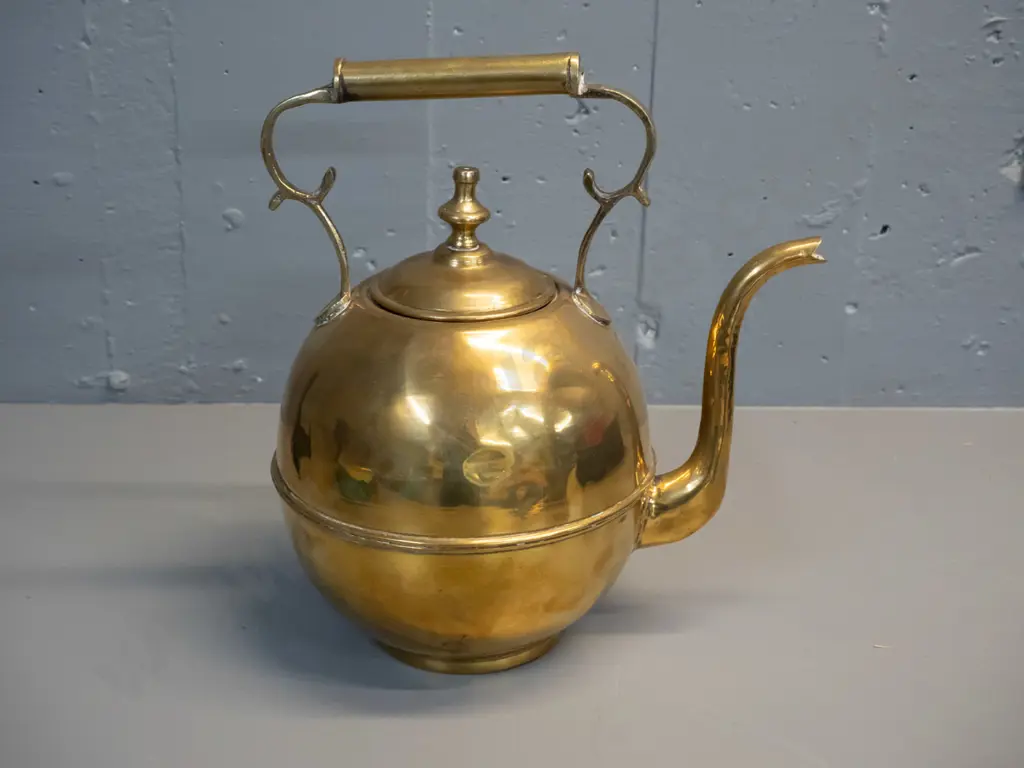 vintage all-brass tea kettle - some dents H-320 W-270 Image 1++