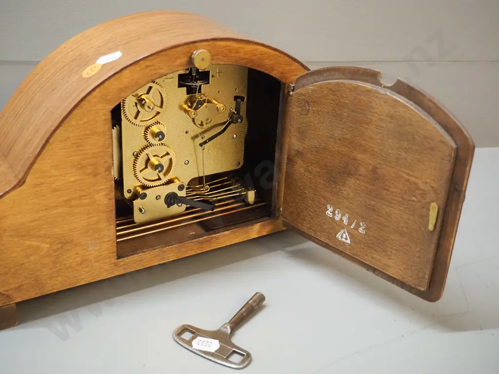 retro Hermle wood-cased chiming mantel clock with key H-190 W-320 D-90 Image 1++