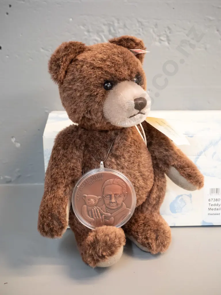Steiff Teddy "Bear Medal" - boxed limited edition of 1000, with large bronze commemorative medal H-260 Image 1++