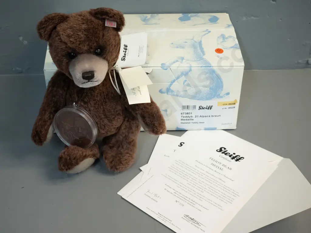 Steiff Teddy "Bear Medal" - boxed limited edition of 1000, with large bronze commemorative medal H-260 Image 1++