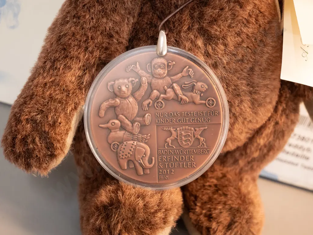 Steiff Teddy "Bear Medal" - boxed limited edition of 1000, with large bronze commemorative medal H-260 Image 1++