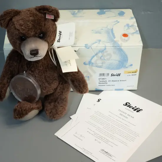 Steiff Teddy "Bear Medal" - boxed limited edition of 1000, with large bronze commemorative medal H-260