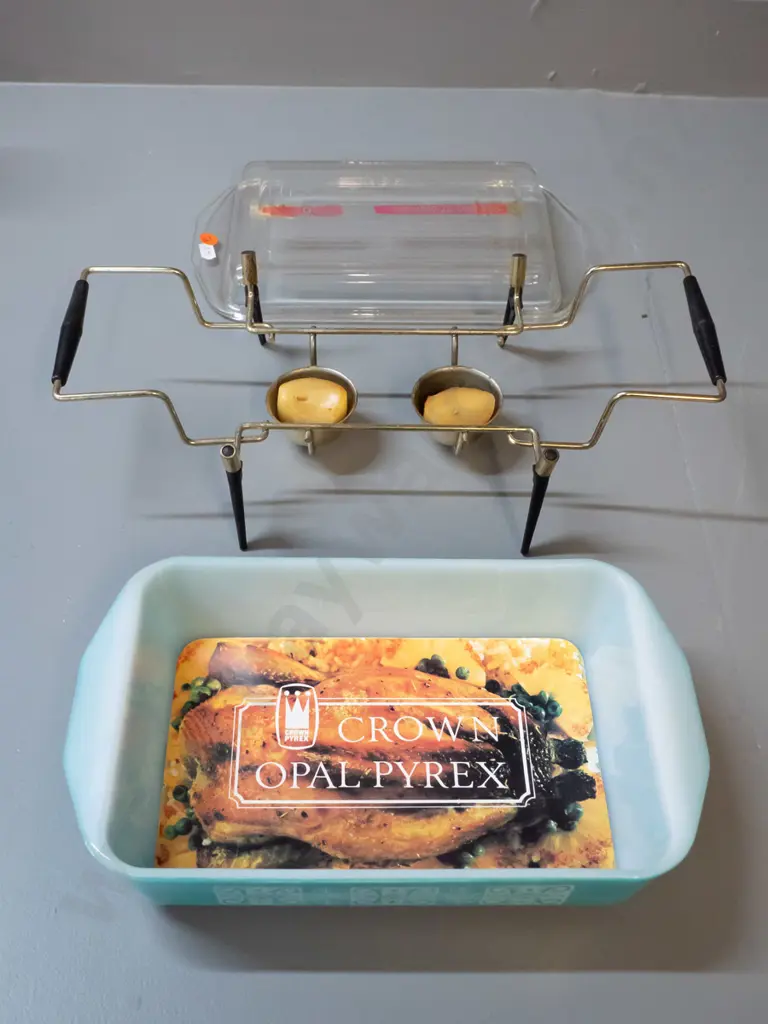 mid-century Crown Pyrex glass covered baking dish on metal on plastic warming stand H-170 W-380 D-180 Image 1++