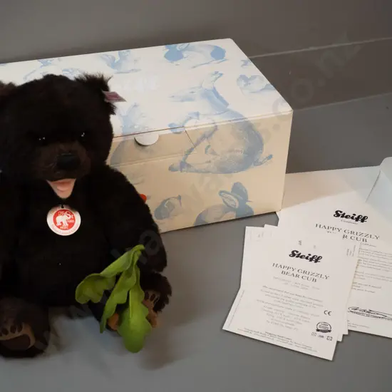 Steiff Happy Grizzly Bear Cub - limited edition of 2009, in original box - H-250