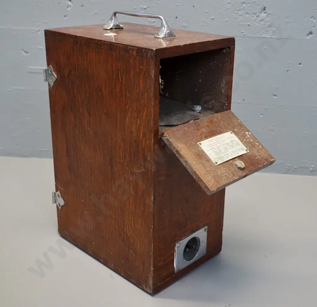 vintage portable Vi-Tan sun lamp in wooden case - Thermal Syndicate Ltd England H-345 W-170 D-230 Image 1++
