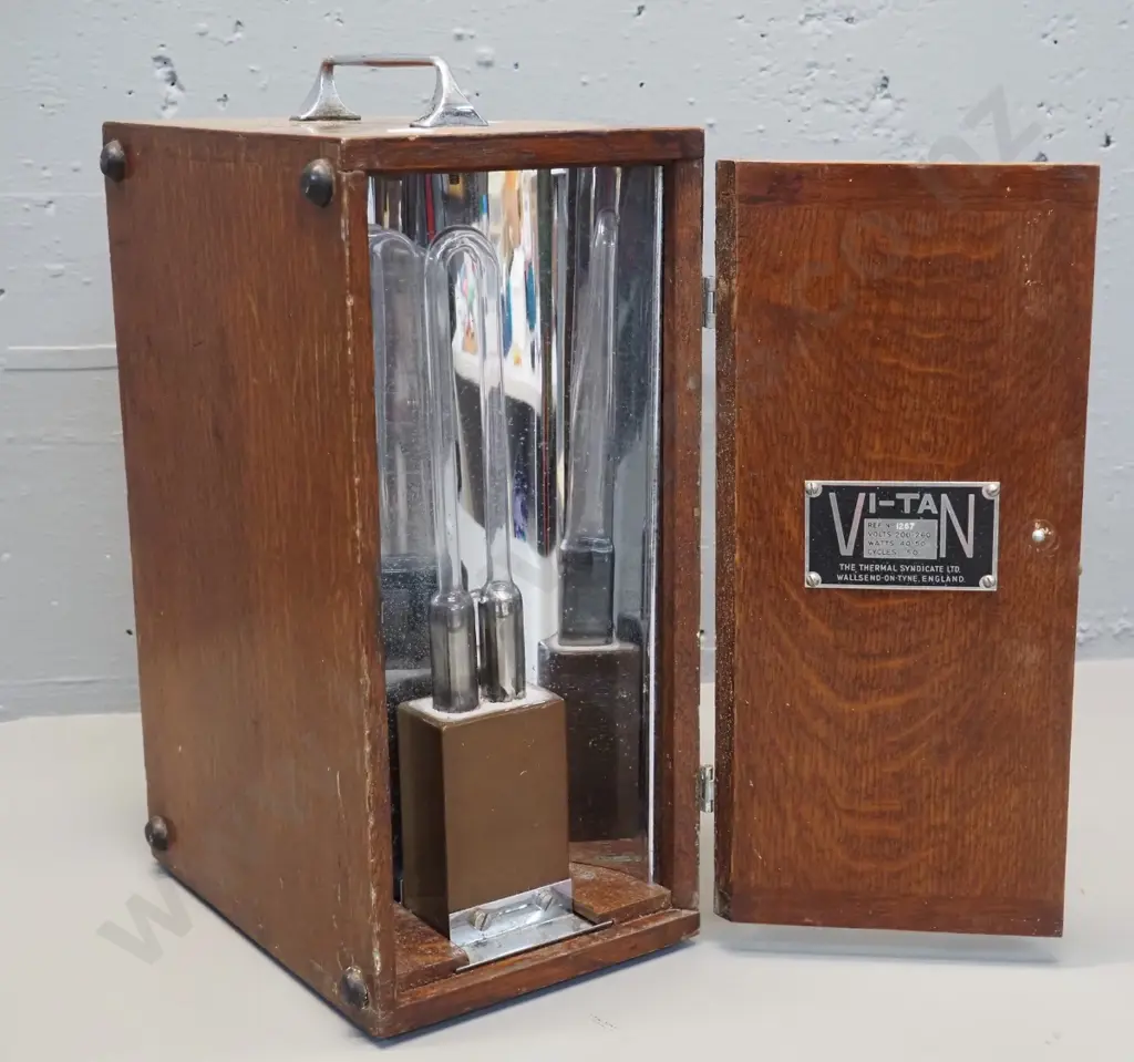 vintage portable Vi-Tan sun lamp in wooden case - Thermal Syndicate Ltd England H-345 W-170 D-230 Image 1++