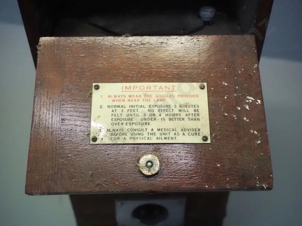 vintage portable Vi-Tan sun lamp in wooden case - Thermal Syndicate Ltd England H-345 W-170 D-230 Image 1++