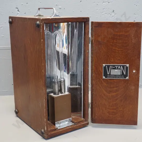 vintage portable Vi-Tan sun lamp in wooden case - Thermal Syndicate Ltd England H-345 W-170 D-230