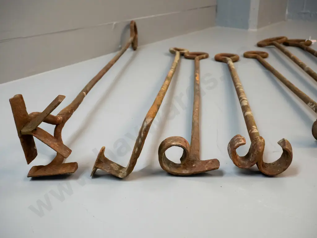 7 vintage branding irons, all with surface corrosion, longest is L870 - 5 with numbers, 2 with letters Image 1++