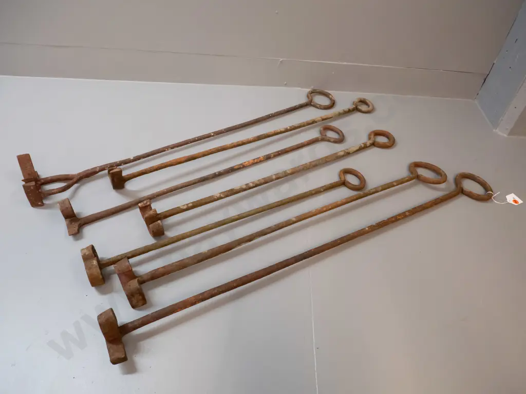 7 vintage branding irons, all with surface corrosion, longest is L870 - 5 with numbers, 2 with letters Image 1++