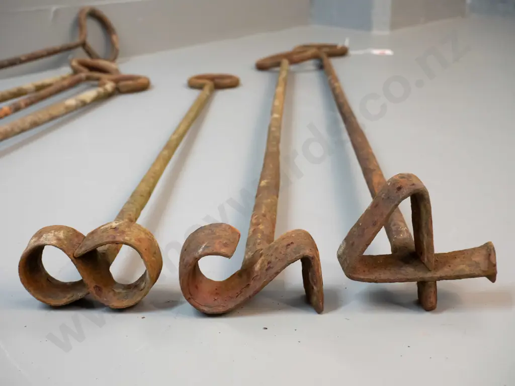 7 vintage branding irons, all with surface corrosion, longest is L870 - 5 with numbers, 2 with letters Image 1++