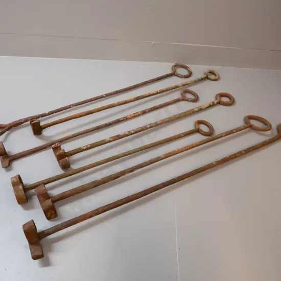 7 vintage branding irons, all with surface corrosion, longest is L870 - 5 with numbers, 2 with letters