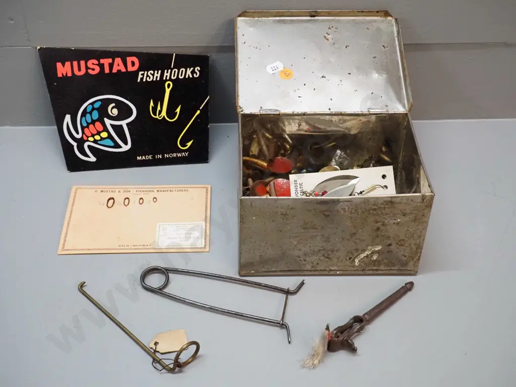 tin box of fishing lures and weights and assorted other fishing or fly tying items - tin H-100 W-170 D-120 Image 1++